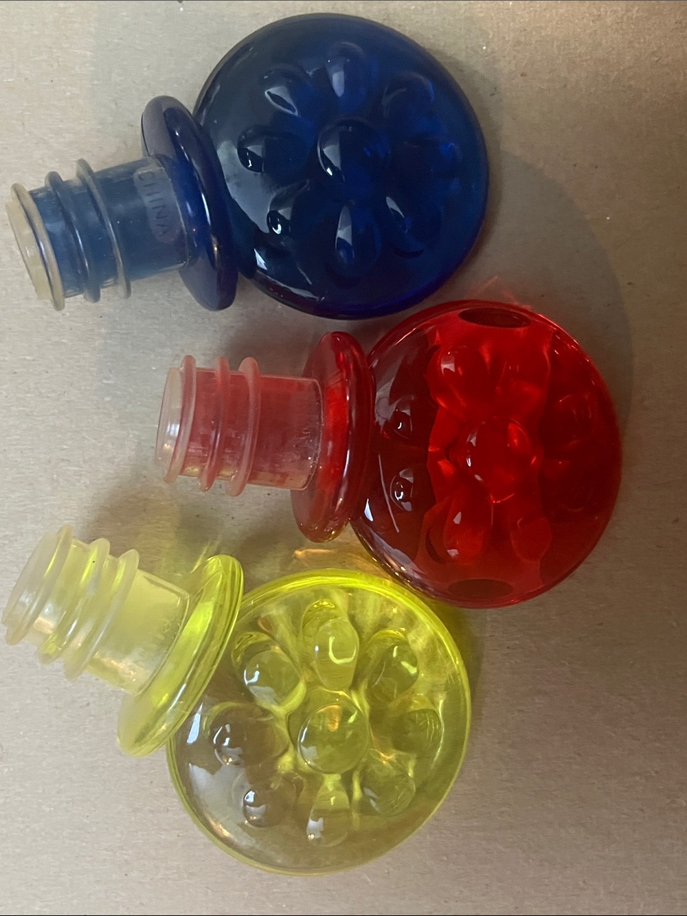 VTG Colorful acrylic Bottle Stoppers Red, Yellow, Blue screw Top 739